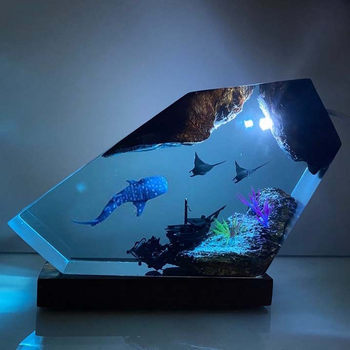 Veilleuse en résine avec requins-baleines et raies