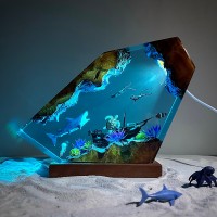 Veilleuse en résine représentant un grand requin blanc et une tortue