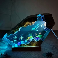Veilleuse géante en résine représentant une baleine à bosse et des tortues