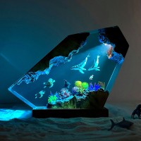 Veilleuse en résine représentant un couple de baleines à bosse géantes et de tortues