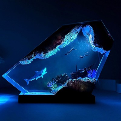 Veilleuse en résine représentant un grand requin blanc et un couple de plongeurs, cadeau de Noël