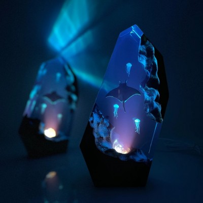 Raies Manta et Méduses Veilleuse en Résine Bleu Océan Miniature