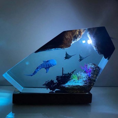 Veilleuse en résine avec requins-baleines et raies
