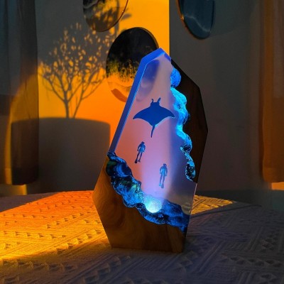 Lámpara de noche de resina con pareja de mantarrayas y buzos