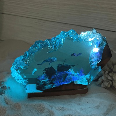 Luz de la noche de resina de tiburón y buque de ballena